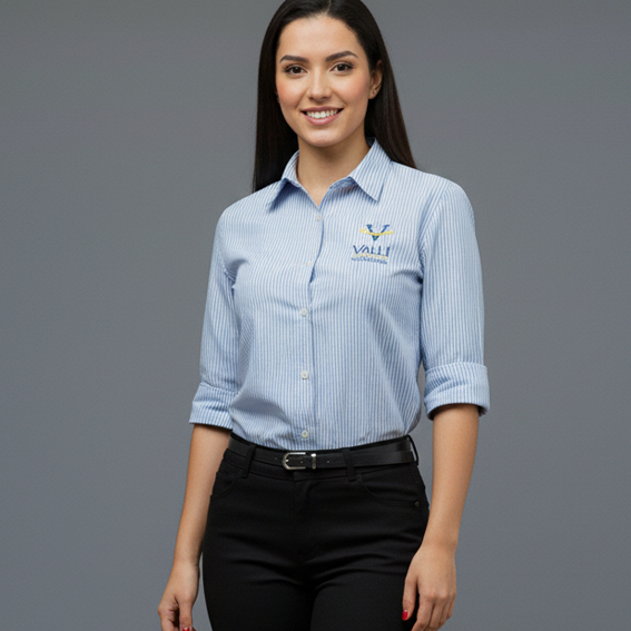 Modelo de camisete corporativa feminina azul-clara com bordado